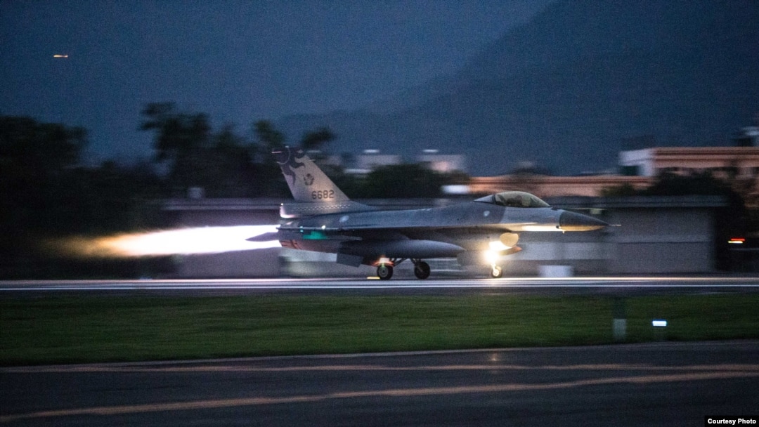 台湾国军联翔操演中紧急起飞的F16战机(台湾国防部提供)