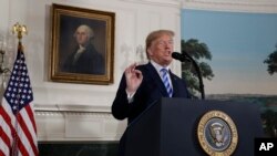 川普总统星期二在白宫外交厅宣布美国立即恢复所有根据伊核协议暂停的针对伊朗制裁。