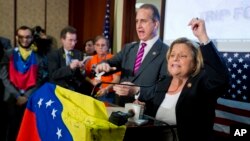 Los representantes Ileana Ros-Lehtinen y Mario Díaz-Balart celebran junto a los venezolanos en el Capitolio.