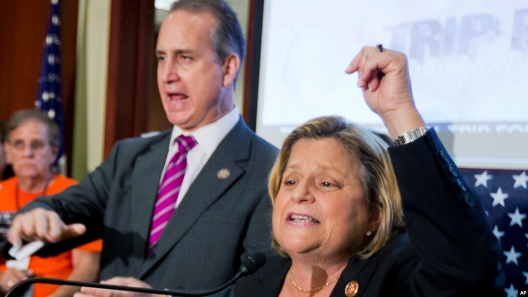 La congresista Ileana Ros-Lehtinen, derecha, considera que es hora es hora que la el gobierno de Obama se olvide de sus aspiraciones de un legado en la política extranjera, detenga estas negociaciones equivocadas con los criminales de la Habana.