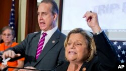 La congresista Ileana Ros-Lehtinen, derecha, considera que es hora es hora que la el gobierno de Obama se olvide de sus aspiraciones de un legado en la política extranjera, detenga estas negociaciones equivocadas con los criminales de la Habana.