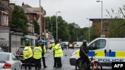 Polisi berjaga-jaga di lokasi penembakan di Manchester, Minggu, 12 Agustus 2018. Sepuluh orang dilarikan ke rumah sakit.