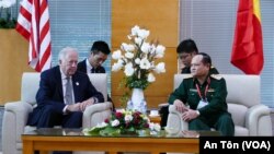 Thứ trưởng Ngoại giao Hoa Kỳ phụ trách các vấn đề Chính trị Thomas A. Shannon Jr. và Thượng tướng Nguyễn Phương Nam, Phó tổng Tham mưu trưởng Quân đội Nhân dân Việt Nam, tại Đà Nẵng hôm 9/11/2017.
