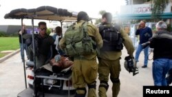 Ảnh minh họa: Một binh sĩ Israel bị thương được đưa vào bệnh viện. 