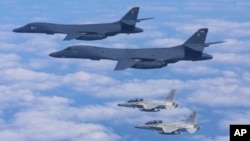 2025년 2월 4일 남중국해 상공에서 미국 공군 B-1B 전략폭격기와 필리핀 공군 FA-50 전투기가 합동 순찰 및 훈련을 진행하고 있다.