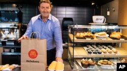 McDonald’s CEO Steve Easterbrook menyiapkan paket pesan antar dalam acara McDelivery Night In di Chicago, 19 September 2019. (Foto: AP)