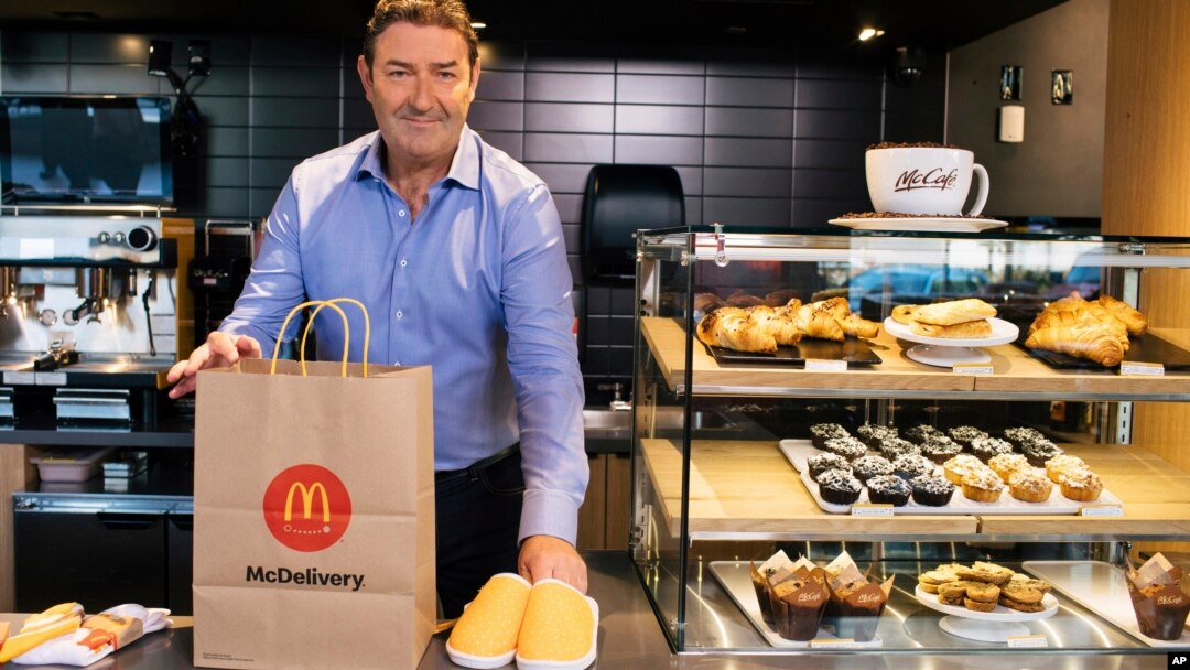 McDonald’s CEO Steve Easterbrook menyiapkan paket pesan antar dalam acara McDelivery Night In di Chicago, 19 September 2019. (Foto: AP)