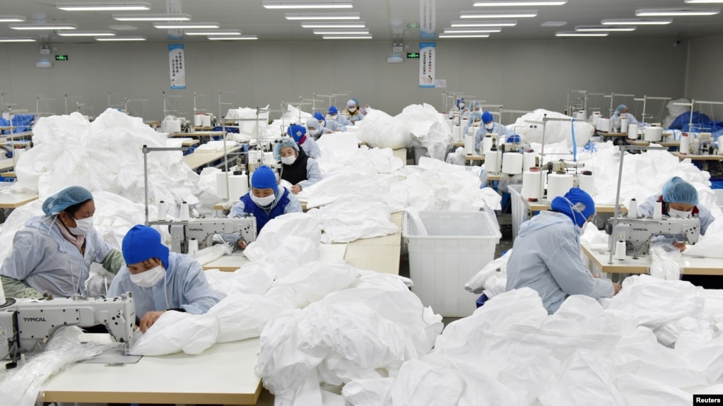 中国安徽省巢湖一家工厂的工人为抗击新冠病毒疫情在赶制防护服。(2020年1月28日)