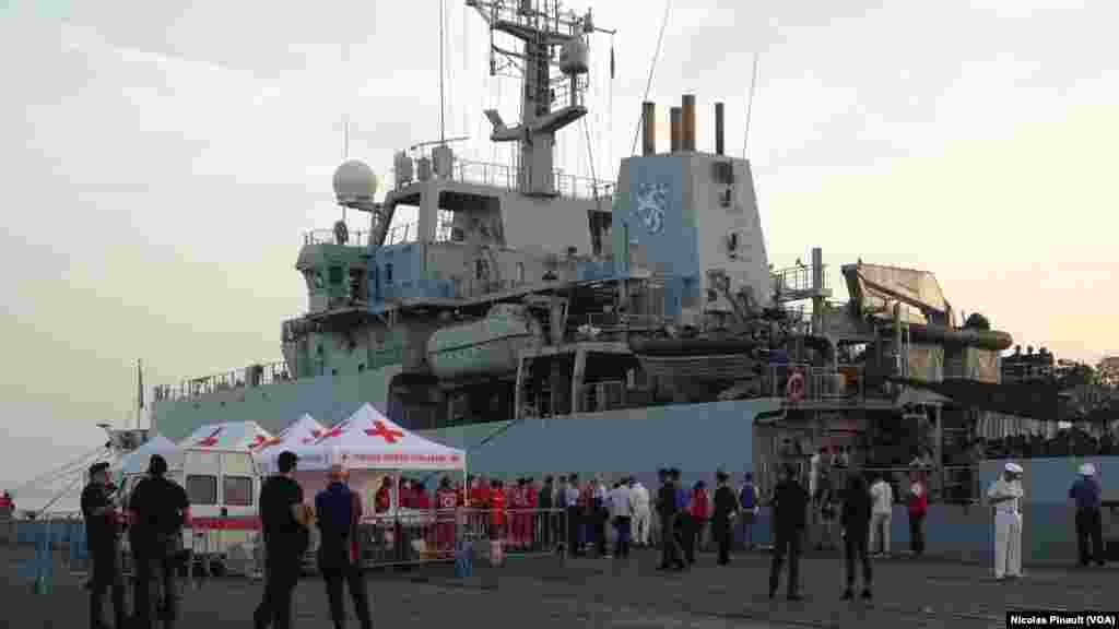 Le navire de guerre britannique Entreprise dans le port de Catane après avoir secouru plus de 650 migrants en mer Méditerranée, 6 octobre 2015 (Nicolas Pinault/VOA). &nbsp;