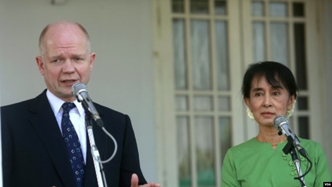 Menlu Inggris, William Hague berbicara pada wartawan usai bertemu Aung San Suu Kyi di kediamannya di Rangoon (06/01).