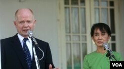 Menteri Luar Negeri Inggris, William Hague (kiri) melakukan jumpa pers bersama Aung San Suu Kyi di kediaman Suu Kyi di Rangoon (6/1).