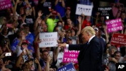 Donald Trump berbicara dalam sebuah rapat umum di kota Charleston, West Virginia (foto: dok). 