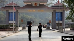 Cảnh sát biên phòng Trung Quốc ngăn các phóng viên chụp hình tại cửa khẩu Thiên Bảo ở tỉnh Vân Nam, đối diện với cửa khẩu Thanh Thủy của Việt Nam.