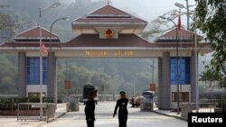Cảnh sát biên phòng Trung Quốc ngăn các phóng viên chụp hình tại cửa khẩu Thiên Bảo ở tỉnh Vân Nam, đối diện với cửa khẩu Thanh Thủy của Việt Nam.