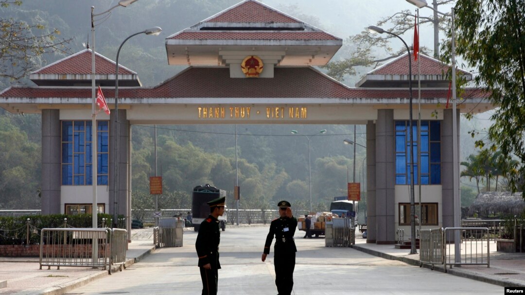 Cửa khẩu Thanh Thủy, cách thành phố Hà Giang 22km về phía Tây Bắc, đối diện với cửa khẩu Thiên Bảo, tỉnh Vân Nam, Trung Quốc.