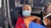Una anciana es inoculada contra COVID-19 en medio de la pandemia del nuevo coronavirus, en Costa Rica. [Foto Archivo ].