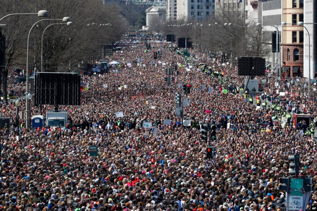미국 워싱턴 DC에서 총기 규제를 촉구하는 &#39;우리의 생명을 위한 행진(March for our lives)&#39; 집회가 열렸다. 참가자들이 백악관과 의회를 잇는 펜실베이니아 거리를 빼곡히 메우고 있다.