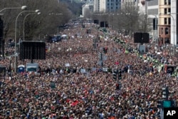 Hàng trăm ngàn người đứng kín Đại lộ Pennsylvania tại cuộc tập hợp "March for Our Lives" ở Washington.