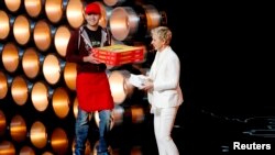 Ellen DeGeneres menerima pizza untuk dibagikan kepada penonton di ajang Oscars ke-86 di Hollywood, California tahun 2014 (Dok: REUTERS/Lucy Nicholson)