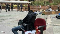 有留守理大的抗爭者經過兩日激烈攻防戰，在校園內倦極而睡。(攝影: 美國之音湯惠芸）