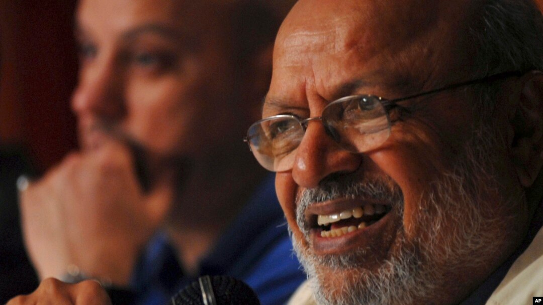 FILE - Indian film directors Shyam Benegal, right, is seen during a discussion on Indian Cinema in Hyderabad, Feb. 18, 2008. The renowned filmmaker has died, Dec. 23, 2024, after chronic kidney disease.
