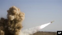 هه‌ڵدانی موشه‌کێـک له‌ میانه‌ی مانۆڕی له‌شـکری له‌ نزیـک شـاری سیمنانی ئێران، پـێـنجشه‌ممه‌ 18 ی یازده‌ی 2010