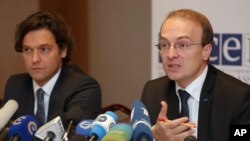 Antonio Milososki (kanan), Ketua Pemantau Pemilu OSCE memberikan konferensi pers di Minsk, Belarus (24/9). OSCE mengecam pelaksanaan pemilu parlemen di sana.