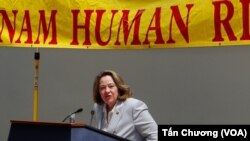 Cựu dân biểu Leslie Byrne, tác giả của Nghị quyết lập ra Ngày Nhân quyền Việt Nam 11 tháng 5, nói bà mong muốn "được chứng kiến tiến bộ từng chút một, chứ không mơ đến một phép mầu là tất cả mọi người đều được hưởng nhân quyền đầy đủ,” ngày 9 tháng 5, 2013.