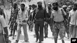 Para a história de Angola. Jonas Savimbi (no centro, com óculos escuros) f com guerrilheiros da UNITA