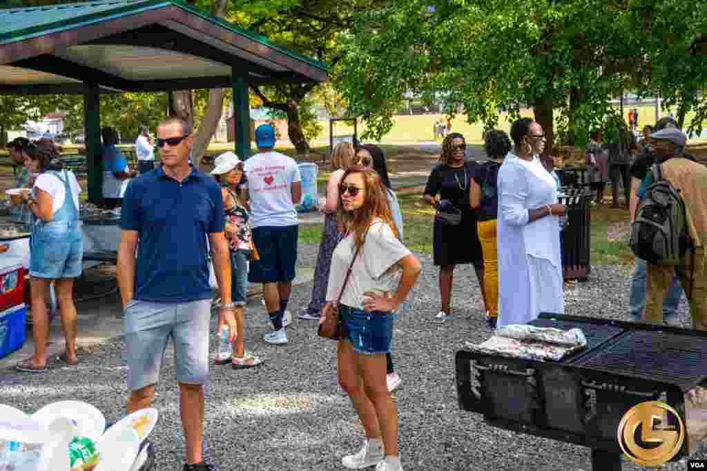 Ma&#39;aikatan Muryar Amurka da iyalansu a filin Quincy Park dake jihar Virginia.