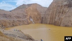 Para petugas SAR dibantu warga setempat mencari korban longsor di tambah giok di Hpakant, Kachin, Myanmar, 13 Agustus 2023. (Foto: Tarlin MG / UGC / AFP)