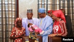 امینه علی انکیکی در حال نشان دادن فرزندش به محمدو بوهاری رئیس جمهوری نیجریه - ۳۰ اردیبهشت ۱۳۹۵ 