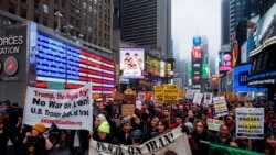 Manifestantes participan en una protesta contra la guerra en medio de las crecientes tensiones entre EE.UU. e Irán en Times Square en Nueva York.