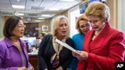 Senadoras demócratas debaten antes de hablar con la prensa, en el Congreso en Washington, sobre la legislación y la financiación para luchar contra el virus Zika.