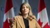 La ministra de Asuntos Exteriores de Canadá, Melanie Joly, responde a una pregunta durante una conferencia de prensa en Ottawa, el 1 de noviembre de 2024. (Adrian Wyld/The Canadian Press vía AP, Archivo)