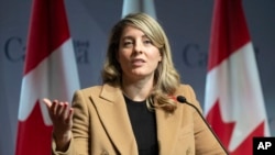 La ministra de Asuntos Exteriores de Canadá, Melanie Joly, responde a una pregunta durante una conferencia de prensa en Ottawa, el 1 de noviembre de 2024. (Adrian Wyld/The Canadian Press vía AP, Archivo)