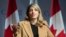 La ministra de Asuntos Exteriores de Canadá, Melanie Joly, responde a una pregunta durante una conferencia de prensa en Ottawa, el 1 de noviembre de 2024. (Adrian Wyld/The Canadian Press vía AP, Archivo)