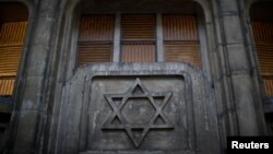 La estrella de David en la fachada de una sinagoga en París, Francia.