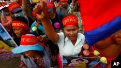 Villagers from the Boeung Kak lake community shout slogans during a protest rally in Phnom Penh, file photo. 