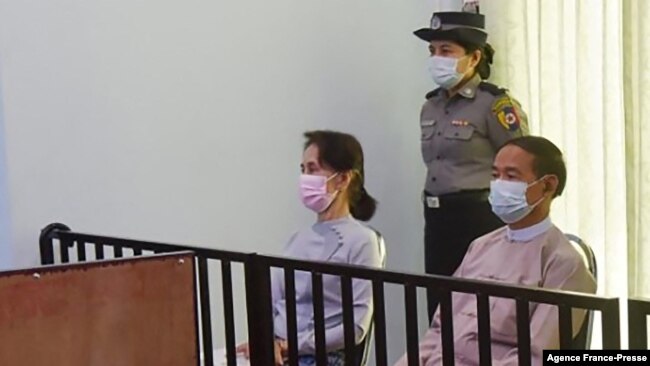 지난 2월 쿠데타로 실각한 아웅산 수치(왼쪽) 미얀마 국가고문과 윈 민트 대통령이 지난달 30일 재판에 출석한 모습.