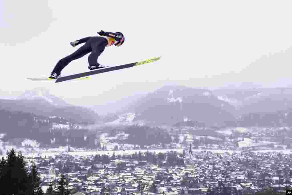 هفتادمین دوره مسابقات اسکی پرش در ابرستدورف آلمان - سه شنبه ۲۸ دسامبر ۲۰۲۱