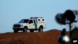 Un vehículo de la patrulla fronteriza es visto desde la frontera de Tecate, en México.