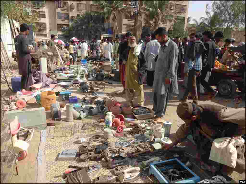 یہ بازار نارتھ کراچی کے علاقے یوپی موڑ کے نزدیک ایک وسیع و عریض میدان میں سجتا ہے۔ 