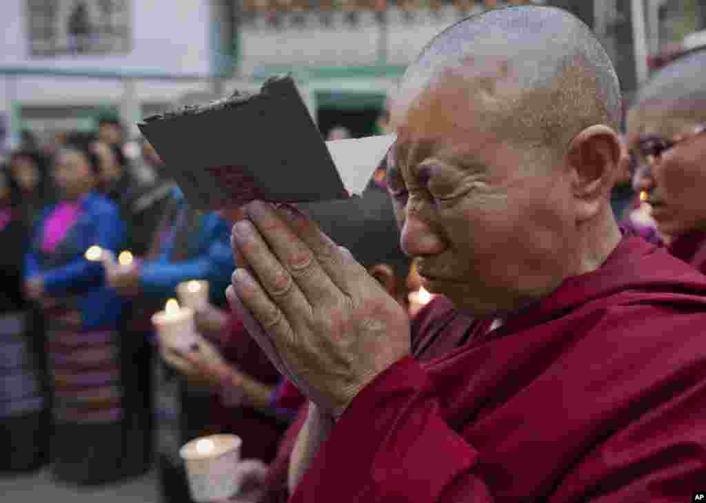 인도 다람살라에서 망명한 티베트인과 승려들이 최근 티베트의 자유를 요구하며 분신한 티베트인들을 기리기 위한 촛불집회를 열었다. 티베트 여승려가 눈물을 흘리고 있다.
