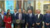特朗普总统在白宫椭圆形办公室谈论将美国太空司令部总部从科罗拉多州迁往阿拉巴马州的决定。(2025年9月2日)