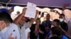 El gobernador electo del estado de Barinas, Sergio Garrido, muestra su certificado de ganador del consejo electoral regional el día después de las elecciones en Barinas, Venezuela, el 10 de enero de 2022