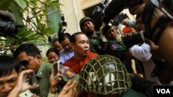 FILE - Jailed Opposition Party Lawmaker Um Sam An, who was charged with incitement in April over comments he made about the border with Vietnam, at Appeal Court on Tuesday 17th , May 2016. (Leng Len/VOA Khmer)