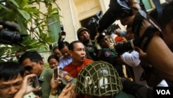 Jailed Opposition Party Lawmaker Um Sam An, who was charged with incitement in April over comments he made about the border with Vietnam, at Appeal Court on Tuesday 17th , May 2016. ( Leng Len/VOA Khmer)