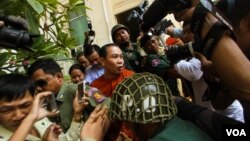 Jailed opposition party lawmaker Um Sam An, who was charged with incitement in April over comments he made about maps used in demarcating the Cambodia-Vietnam border, at Appeal Court on Tuesday 17th , May 2016. ( Leng Len/VOA Khmer)