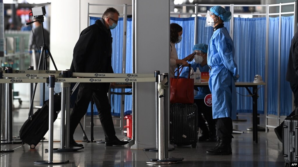 资料照：北京机场离境大厅的医护工作人员。(photo:VOA)
